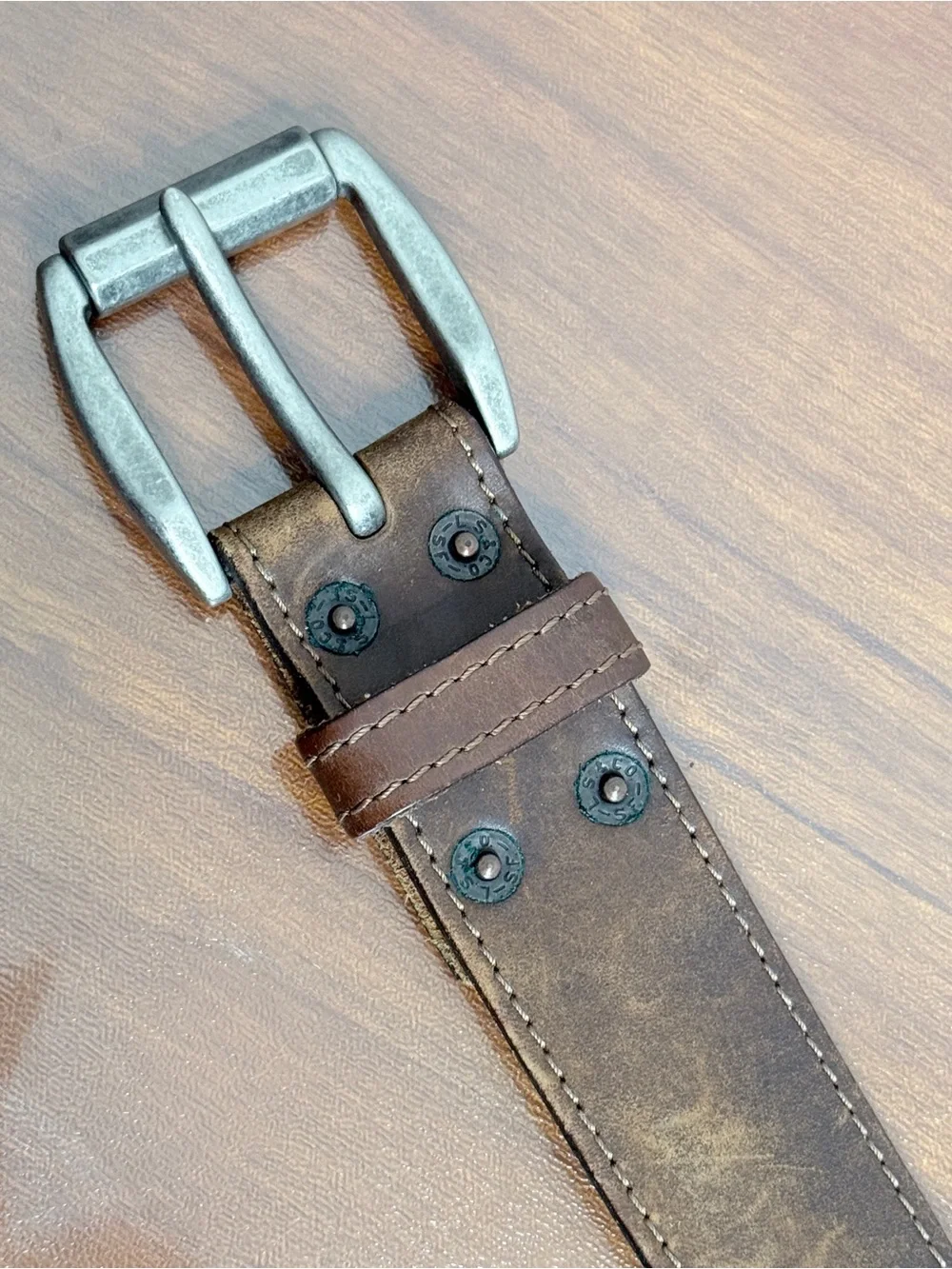 Levi's Distressed Men’s Brown Leather Rivet Belt with Silver Buckle M (34-36)